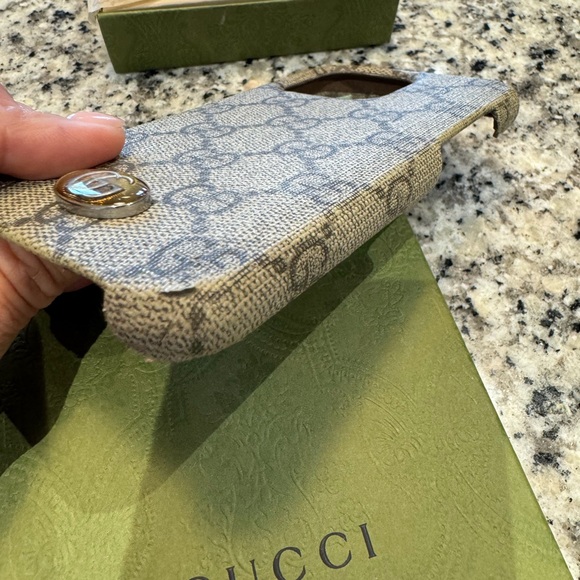 Gucci Beige GG Supreme Canvas Phone Case with Gold Double G
13 pro - Picture 2 of 5